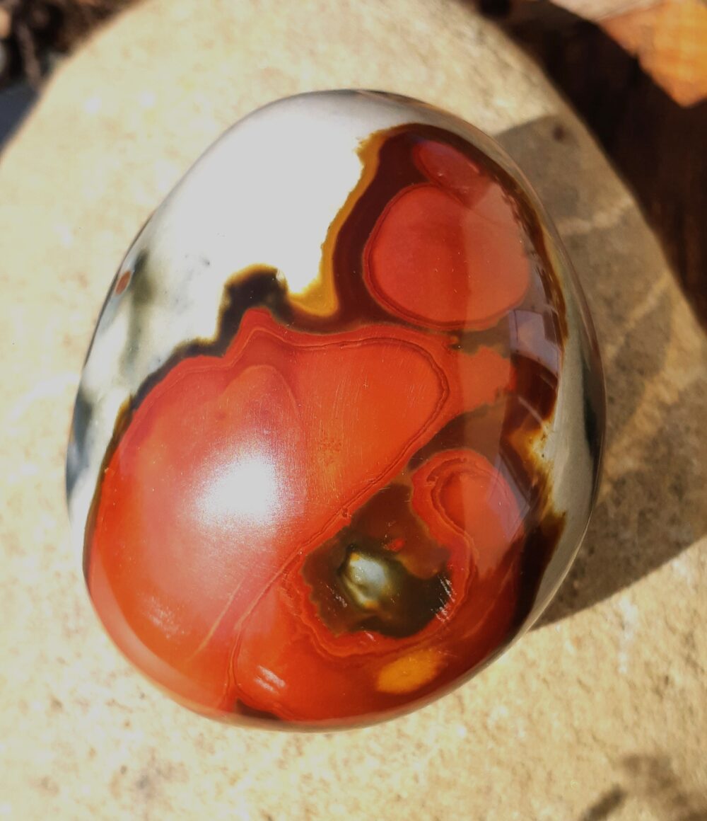 Gros galet de Jaspe polychrome