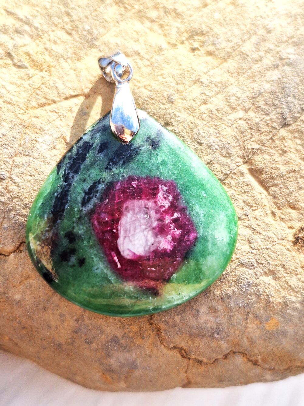Pendentif en Rubis zoisite