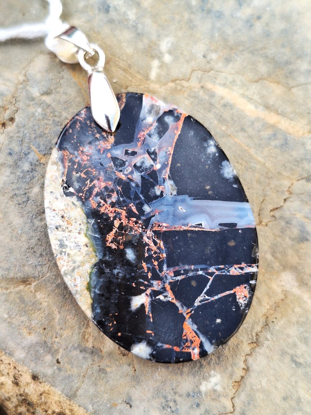 Pendentif en Jaspe coulée de lave – Image 2