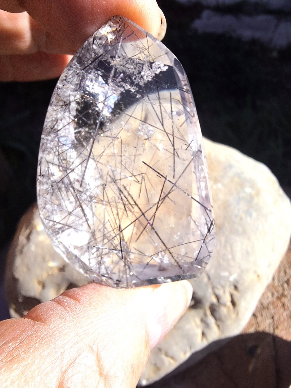Quartz tourmaline forme libre  polie