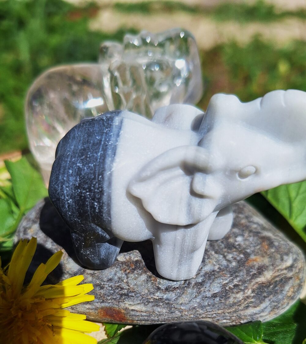Eléphant en Onyx noir et blanc